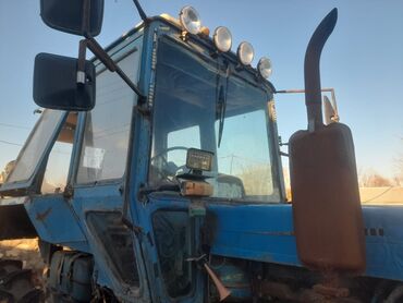 Traktorlar: Mavi rəngli təkərli kənd təsərrüfatı traktoru Xüsusiyyətlər: - — 6