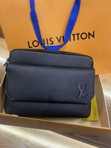 национальная сумка: Сумка Louis Vuitton, мужская кросс-боди/клатч из черной зернистой