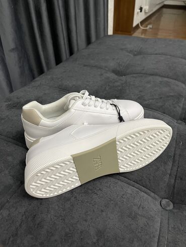 обувь zara: Мужские белые кеды Zara (оригинал). Размер 41. Но подойдет на 41.5 или