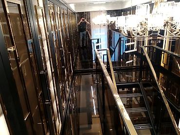 balyans pilleken: Lüks interyer üçün şüşə və metal konstruksiyalı nərdivan və məhəccər — 3