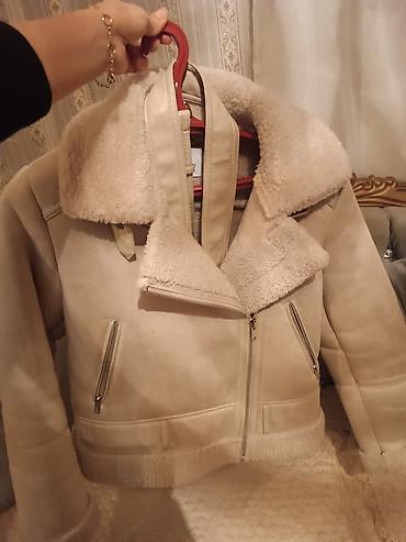 sərpmə: Qadınlar üçün bej rəngli qısa şerpa/şineli üslubunda jaket — 1