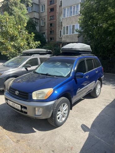 домкраты на авто: Компактный внедорожник Toyota RAV4 4 вд синего цвета, оснащенный