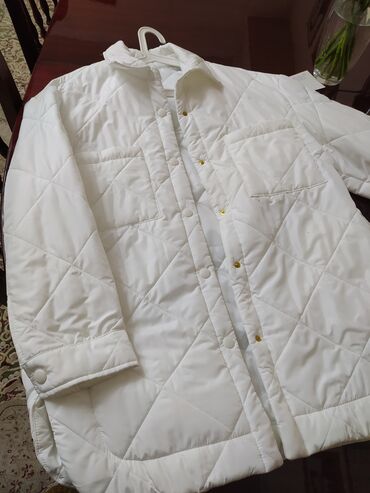 Пуховики и зимние куртки: Продаю шикарную белоснежную курточку, производство Италия,размер
