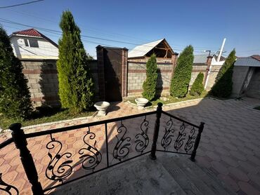 продаю дом под бизнес кызыл аскер бишкеке: Дом, 220 м², 4 комнаты, Собственник
