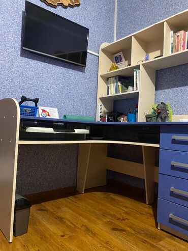 офисная мягкая мебель: Стол компьютерный, учебный размер 1.40×1.40 отл сост