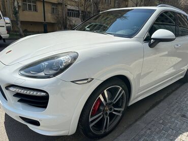 porsche cayenne: Ağ rəngdə olan Porsche Cayenne avtomobili. Qabaq tərəfində duman
