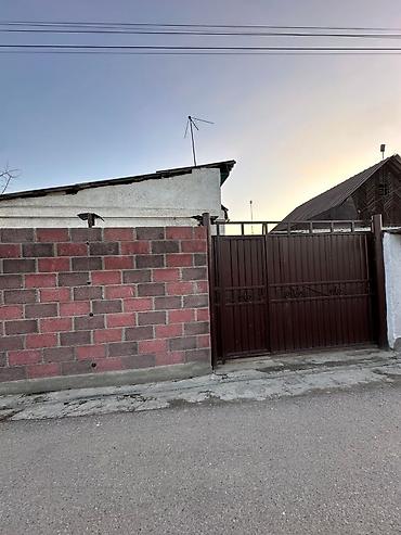 Продажа коттеджей и домов: Продаётся жилой дом с двором и хозяйственными постройками. - — 1