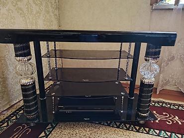 ev t: Qara şüşə TV stendi - Material: temperli qara şüşə rəflər və üst — 1