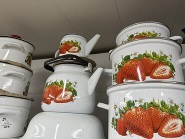 Кастрюли: Набор эмалированных кастрюль и другой посуды, украшенной — 3