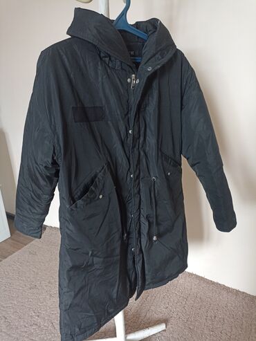 Пуховики и зимние куртки: Размер 46 куртка б/у без меха с капюшоном, рабочий замочек, и