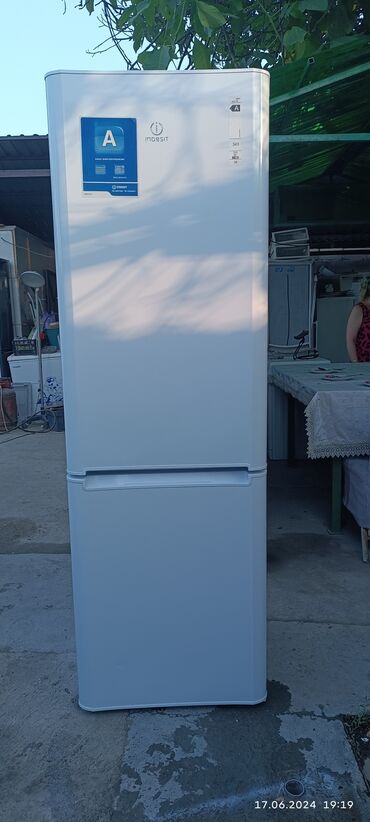 новый комбайн: Холодильник Indesit, Б/у, Двухкамерный, De frost (капельный), 60 * 185 * 60