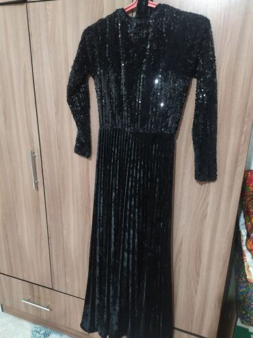 велюр платья: Вечернее платье, Длинная модель, Велюр, С рукавами, С пайетками, S (EU 36), M (EU 38)