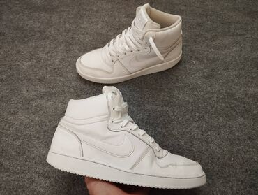 Ботинки: Orginal Nike yaxsi veziyyetdedir. olcu 45 qiymet: 40 azn