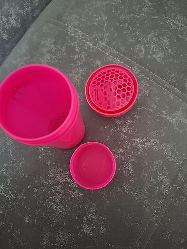 qantel su qabi: Herbalife shaker qabı Parlaq çəhrayı rəngdə, üzərində “HERBALIFE” — 2