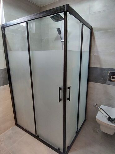 тумбы под раковину на заказ: Душевые ограждения из матированного закалённого стекла с черным