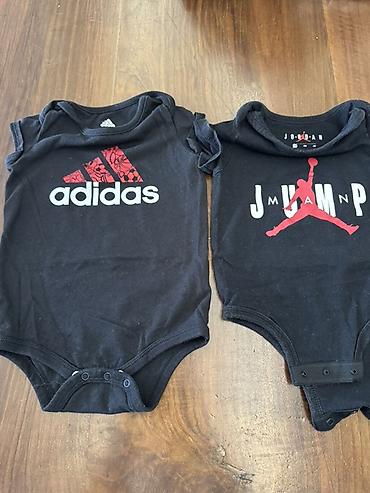 bama sandale: Dečiji bodiji – set od 2 komada - Brendovi: Adidas i Jordan - Model — 1
