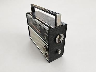 fantom: SSRİ dövrünə aid VEF-202 portativ radioqəbuledici satılır. Retro — 2