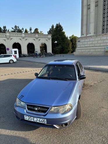 Mavi rəngdə Daewoo Nexia sedan. Avtomobilin ön hissəsində Daewoo