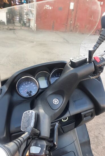 Скутеры: Yamaha Majesty 400 (YP400) — городской макси-скутер с высоким ветровым