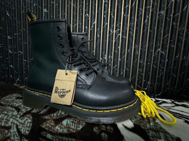 Сапоги: Чёрные ботинки Dr. Martens на шнуровке с прочной подошвой и жёлтой