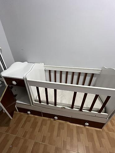 usag beşiyi: Uşaq beşiyi – komodlu, çekmecəli model - Rəng: ağ və tünd ağac — 2