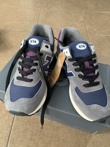 серые спортивные штаны: New balance 574 
Оригинал из сша 40 -41размер