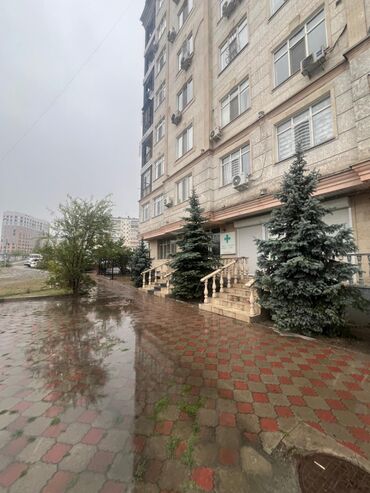 помешение под кафе: Сатам Офистик 70 кв. м, Ремонтсуз, Эмерексиз, Көп кабаттуу имарат, 1 кабат