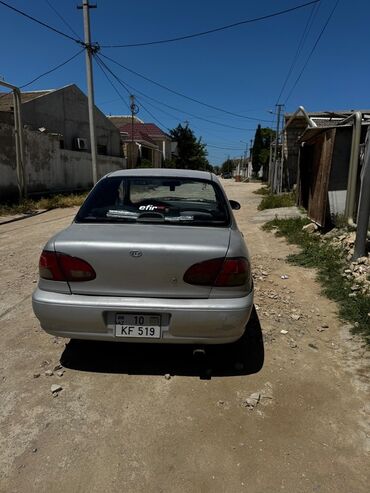 Gümüşü rəngdə Kia Sephia modeli, dörd qapılı sedan kuzası ilə