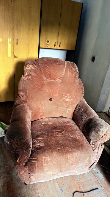 Мягкие кресла: Срочно Продаю мягкое кресло Состояние среднее Срочно Тел — 9