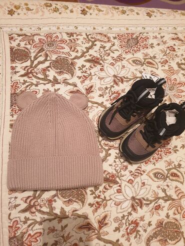 шапочка на 1 год: Детские ботинки"zara" оригинал, размер 22( 2-3 года), шапка"