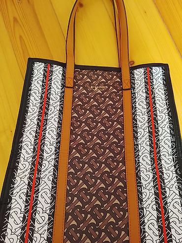 tote canta: Burberry dizaynlı qadın çantası. Geniş və düzbucaqlı formaya malik bu — 2