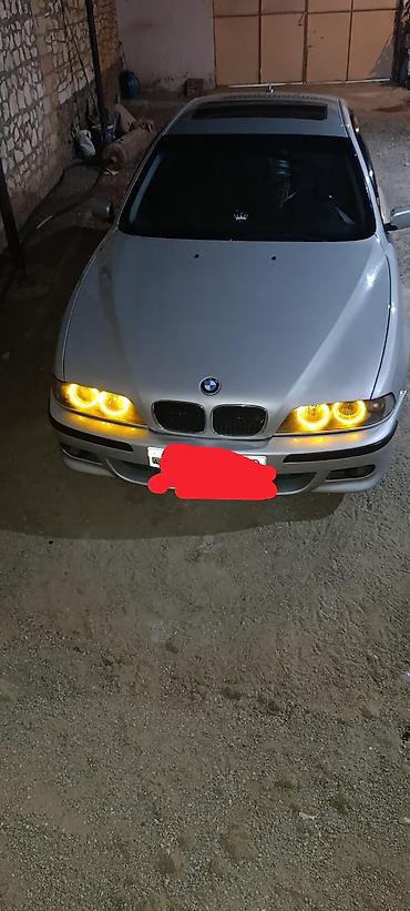 akril şüşə: BMW 5 Series E39 sedan – gümüşü rəngdə, 4 qapı. Xüsusiyyətlər: - — 4