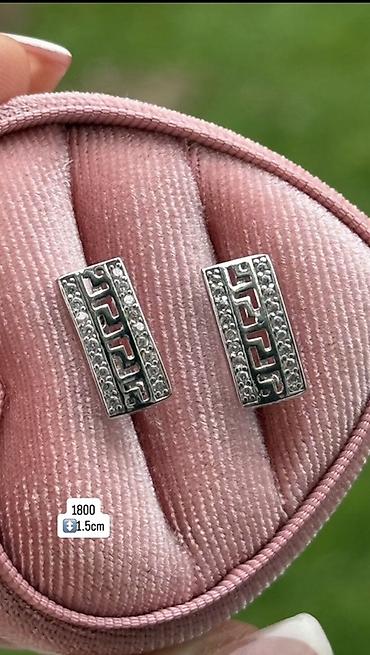 necklace: Pravougaone minđuše od srebra sa geometrijskim izrezom i nizom sitnih — 1