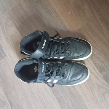 Səndəl və şəp-şüplər: Adidas Forum 84 mid qara&ağ 39 razmer işlənmiş krossovka cırığı