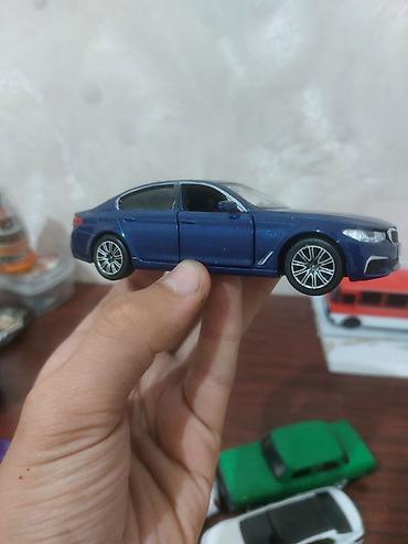 e34 bmw: Mavi rəngli metal oyuncaq model avtomobil – sedan tipli. Realist — 1