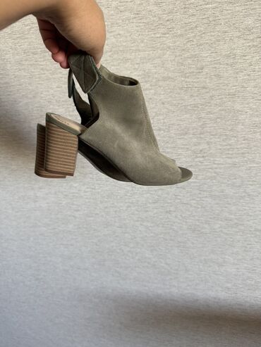летние обувь: Женские босоножки-ботильоны Clarks - Модель: Clarks (маркировка на