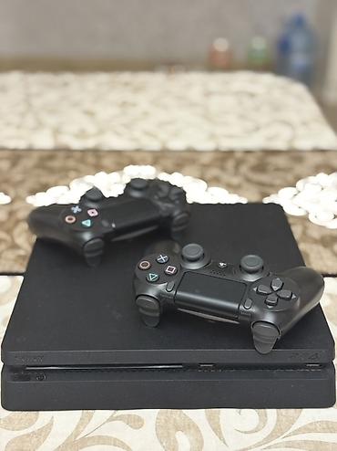 xbox one s disk: Sony PlayStation 4 Slim (PS4) oyun konsolu – qara rəng. Komplekt: - — 1