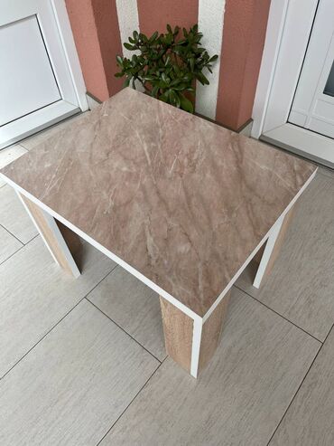 Stolovi: Klub stolovi- različitih dezena Odmah dostupni stočići! Napravljen od — 10