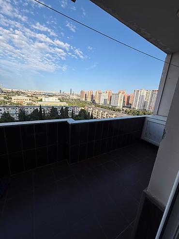 7ci mk: 3 otaqlı, işıqlı mənzil. Planlama: geniş zal, 2 yataq otağı, ayrıca — 5