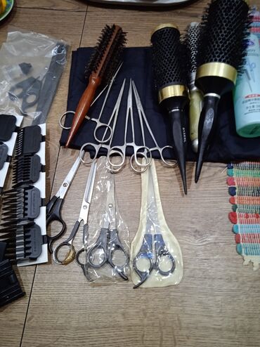 Инструменты и тележки для инструментов: Парикмахерские принадлежности + накидка для стрижки
