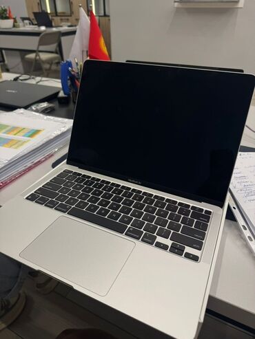 купить макбук бу: Ноутбук, Apple, 8 ГБ ОЭТ, Apple M1, 13.3 ", Татаал эмес тапшырмалар үчүн, эс тутум SSD