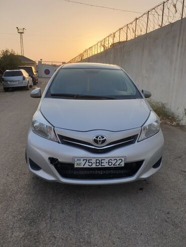 Toyota Yaris: 1.3 л | 2012 г. Хэтчбэк