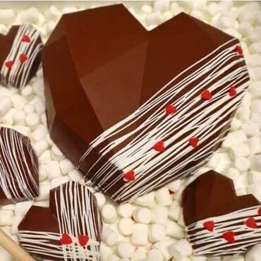 Yeni il oyuncaqları və bəzəkləri: Həndəsi ürək formalı, zərif detallarla bəzədilmiş, dekorativ qutularda -da lalafo.az — 14 Yeni il oyuncaqları və bəzəkləri: Həndəsi ürək formalı, zərif detallarla bəzədilmiş, dekorativ qutularda — 14