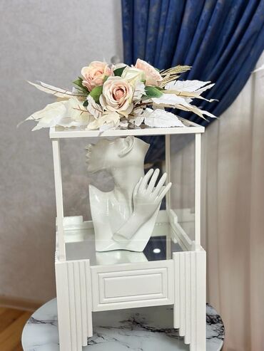 Stend vitrinləri: Ağ rəngdə qarışıq güllərlə 14 ədədli xonça dəsti satılır. Üzərində — 11