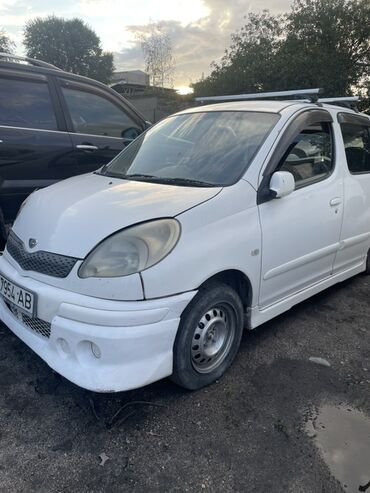привозные двигатели в бишкеке для пассат б5: Автомобиль Toyota Funcargo белого цвета, оснащенный багажником на