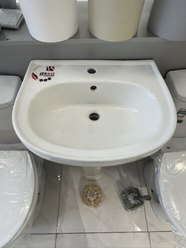 su generatoru: Ağ rəngdə "Assa" brendinin seramik lavabosu. Bu lavabo hamam otaqları
