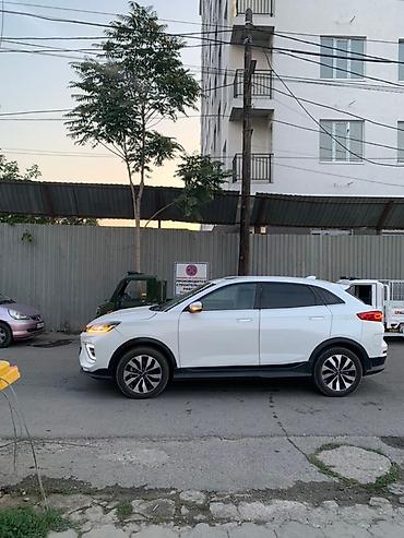 Другие автомобили: Электрический кроссовер белого цвета с современным дизайном — 3