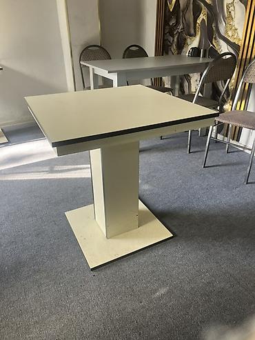 Masalar: Masa – kvadrat formalı, tək ayaqlı dayaq sistemi ilə. - Rəng: açıq — 3