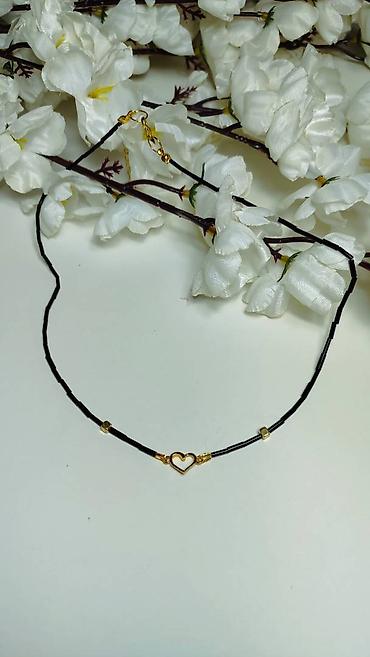 chanel mindjuse srebro: Elegantna minimalistička ogrlica sa crnim koncem i zlatnim detaljima — 1