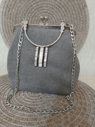 вельветовые женские джинсы: Zərif qadın çantası – boz rəngdə, zərif teksturalı səth (şamoa/çəkmə